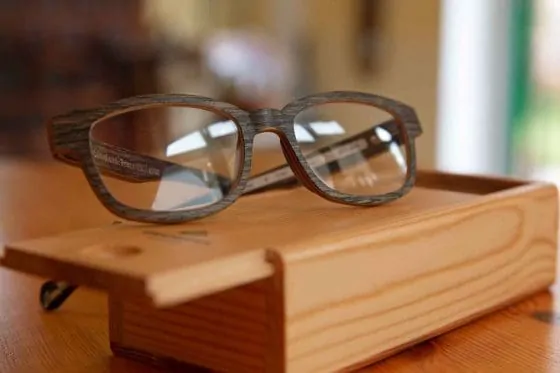 Brillenfassung und Etui aus Holz von Einstoffen