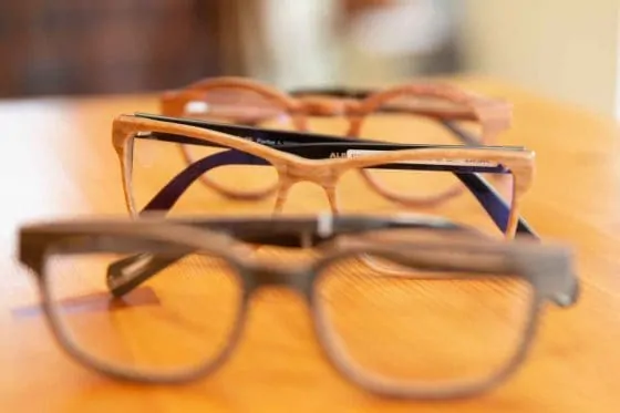 unterschiedliche Brillenfassungen aus Holz