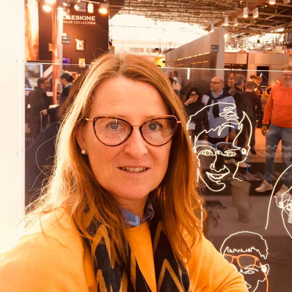 Sabine Zirngibl auf der Optik 2000 in München mit neuen Brillenfassungen
