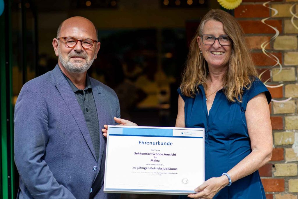 Hans-Jörg Friese, Präsident der Handwerkskammer Rheinhessen überreicht Augenoptikermeisterin Sabine Zirngibl die Ehrenurkunde zum 20-jährigen Betriebsjubiläum
