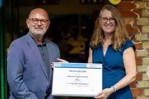 Hans-Jörg Friese, Präsident der Handwerkskammer Rheinhessen überreicht Augenoptikermeisterin Sabine Zirngibl die Ehrenurkunde zum 20-jährigen Betriebsjubiläum